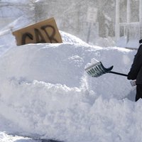 Sniegputeņos ASV vismaz trīs bojā gājušie; pilsētas lēnām atgūstas no dabas stihijas