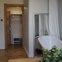 Ar vannu virtuvē: neparasti iekārtots dzīvoklis Rīgā