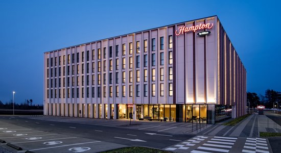 Foto: Ieskats pirmajā 'Hampton by Hilton' viesnīcā Baltijā pie Rīgas lidostas
