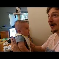 Video: Trīs mēnešus vecs puisēns tētim atzīstas mīlestībā