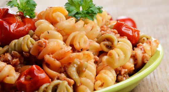 Fusilli pasta ar fenheli, konservētiem tomātiem un krabju gaļu