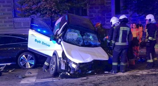 В аварии в центре Риги погиб водитель каршерингового автомобиля Bolt Drive (ВИДЕО)