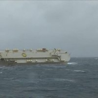 Video: Uz Francijas krastiem dreifē nekontrolējams kravas kuģis