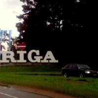 ФОТО: Надпись Rīga на въезде в столицу вновь претерпевает изменения