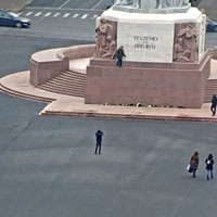 Турист из Британии забрался на памятник Свободы: хулиган оштрафован на 400 евро