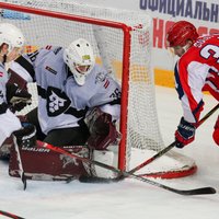 'Rīgas' hokejisti zaudē papildlaikā; Voris atvaira 42 metienus