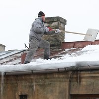 Штраф до 1400 евро. Рижских домовладельцев просят подумать об окружающих и почистить крыши
