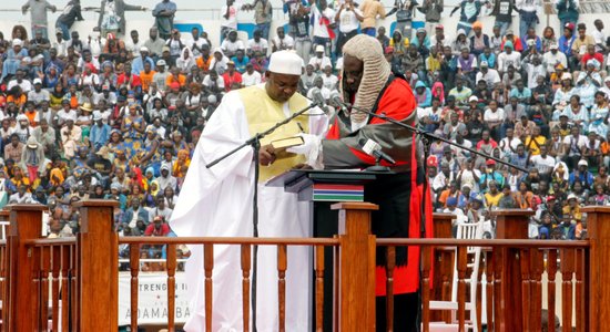 Foto: Ļaužu pārpildītā stadionā Gambijā amatā stājas jaunais prezidents