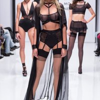 ФОТО: Полная обнаженка — прозрачное белье, купальники и неглиже на открытии "Модной манифестации"