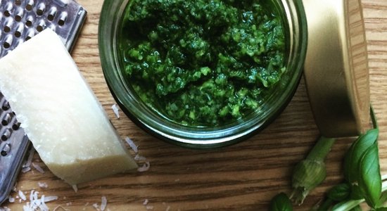 Ķiploku ziedkātu pesto