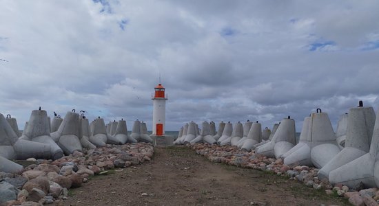 Foto: Noslēgumam tuvojas gandrīz 13 miljonus eiro vērtie Ventspils Ziemeļu mola atjaunošanas darbi