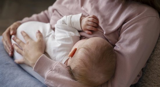 За четыре месяца этого года рождаемость в Латвии упала на 10,6%
