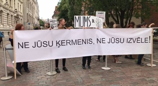 'Stulbi likumi – Latvijas 'Nokia'': piketē pret nedzemdējušu sieviešu ierobežošanu
