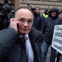 Видео: депутат Пименов посреди спора с митингующими притворяется, что у него важный звонок