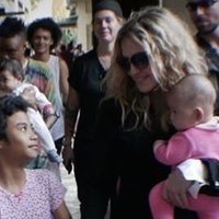 ФОТО: Мадонна посетила приют сирот в Маниле