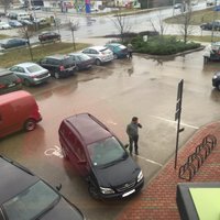 Foto: Šķībi, greizi, nepareizi – lasītāji novēro parkošanās paradumus