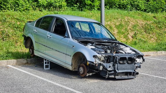 zagļi zādzības zaglis apzagts auto detaļas vraks šrots