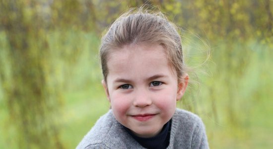 Princeses Šarlotes ceturtajā jubilejā britu karaļnams publisko apburošus foto