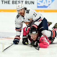 Rīgas 'Dinamo' divreiz atspēlējas un 'bullīšos' zaudē teicami spēlējošajai 'Metallurg'