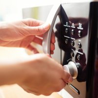 Virtuves piederumi un produkti, ko nedrīkst likt mikroviļņu krāsnī