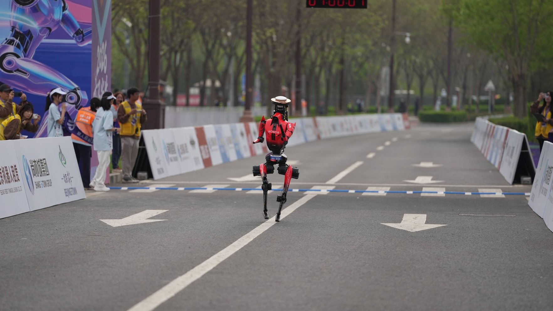 Video: Ķīniešu androīds noskrien pusmaratonu ātrāk nekā jebkad to spējis cilvēks