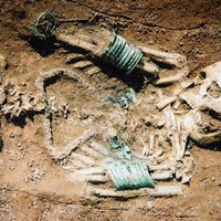 Vikingi mirušam zemgalim norauj galvu – apbedīšanas tikumi senajā Latvijā
