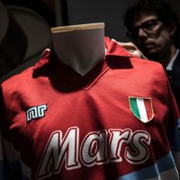Izsolē par 12 tūkstošiem eiro pārdots unikāls Maradonas krekls