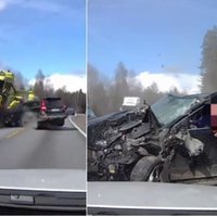 Video: Norvēģijā 'Volvo' autovadītājam brīnumaini paveicas frontālā sadursmē ar kravinieku