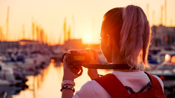 sieviete ceļojums fotografēt saulriets 