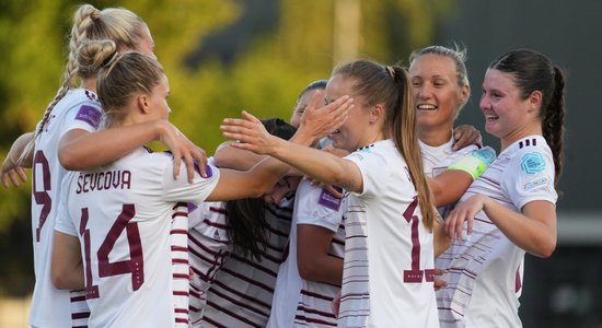 Latvijas futbolistes EČ atlasi noslēdz uz svinīgas nots