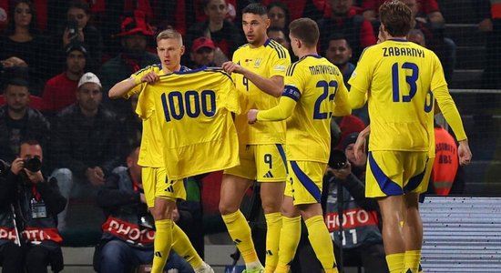 Foto: Ukrainas futbolisti emocionāli piemin kara 1000. dienu