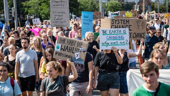 Tūnberga un citi jaunie vides aktīvisti protestē pie ANO ēkas Ņujorkā - 2