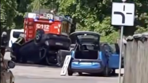 Divu BMW sadursmē Pleskodālē četri cietušie