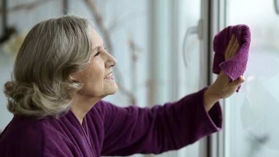 logu mazgāšana tīrīšana vecmāmiņa seniors mājas tīrīšana spodrības diena