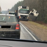 Foto: Smaga kravas auto avārija pie Cieceres