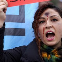 Turcijā sievietes protestē pret vardarbību; ielās izgājuši tūkstoši