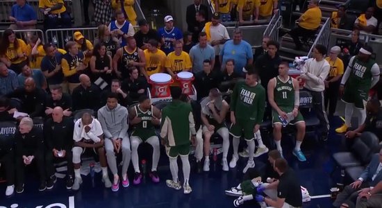 Video: 'Bucks' veterāns Beverlijs ar bumbu spēcīgi iemet 'Pacers' faniem