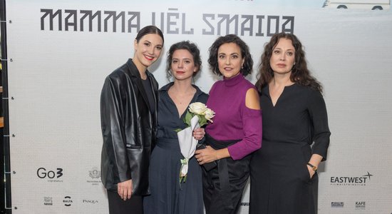 Foto: Latviešu kino maratonu turpina smeldzīgā komēdija 'Mamma vēl smaida'