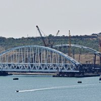 Foto: Tiltam starp Krieviju un okupēto Krimu ceļ milzīgu arku