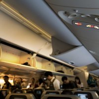 Впервые летевший на самолете пассажир перепутал аварийную дверь с туалетом