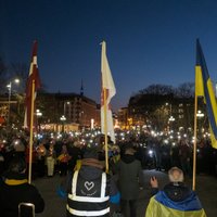 Foto: Vairāki simti cilvēku Rīgā dodas gaismas gājienā Ukrainas atbalstam