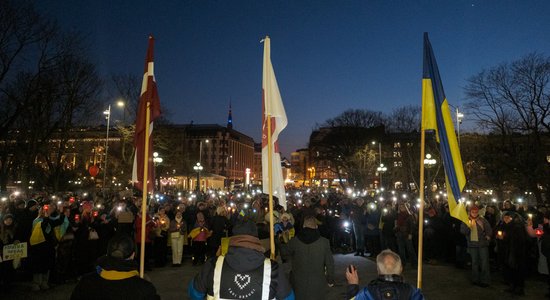 Foto: Vairāki simti cilvēku Rīgā dodas gaismas gājienā Ukrainas atbalstam