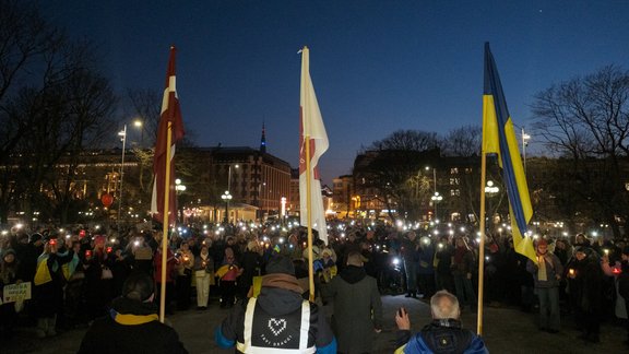 Foto: Vairāki simti cilvēku Rīgā dodas gaismas gājienā Ukrainas atbalstam