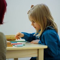 Sagatavošanās skolai pašu spēkiem – kā palīdzēt bērnam mājās ar Montesori metodēm