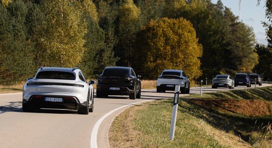 Video: Brauciens ar jauno "Porsche Macan" un "Taycan" uz Mālpils muižu