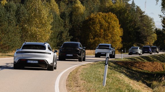 Video: Brauciens ar jauno "Porsche Macan" un "Taycan" uz Mālpils muižu