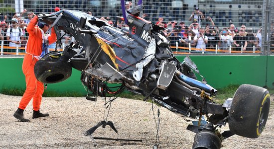 Foto un video: Fernando Alonso iespaidīgā avārija Austrālijas 'Grand Prix'
