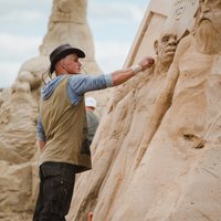 ФОТО. Елгава готовится к фестивалю песчаных скульптур (он пройдет 9-10 июня)