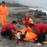 Taivāniešu peldētnepratējs 60 stundas izdzīvo nemierīgā jūrā