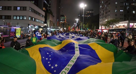 Brazīlieši demonstrācijās aizstāv demokrātiju